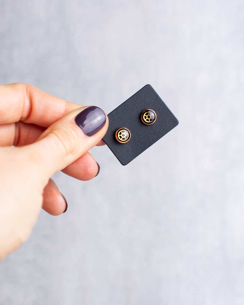 Handmade-Steampunk-Minimalist-Earrings-Gears-6-Hand-6mm Handmade steampunk earrings in rose gold, stainless steel, 6mm