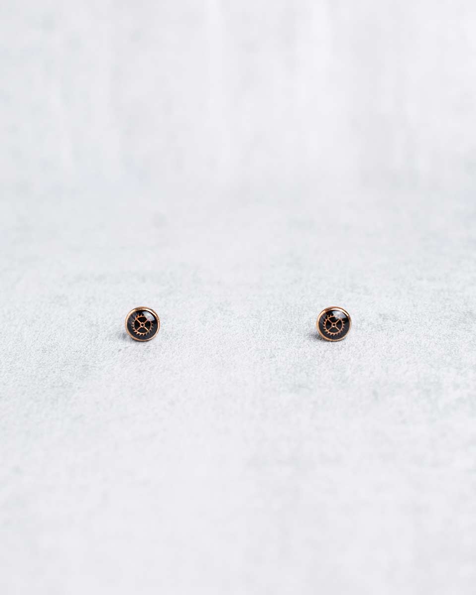 Handmade-Steampunk-Minimalist-Earrings-Gears-XZ-6mm Minimalist steampunk earrings with cog detail, gold 6mm, handcrafted